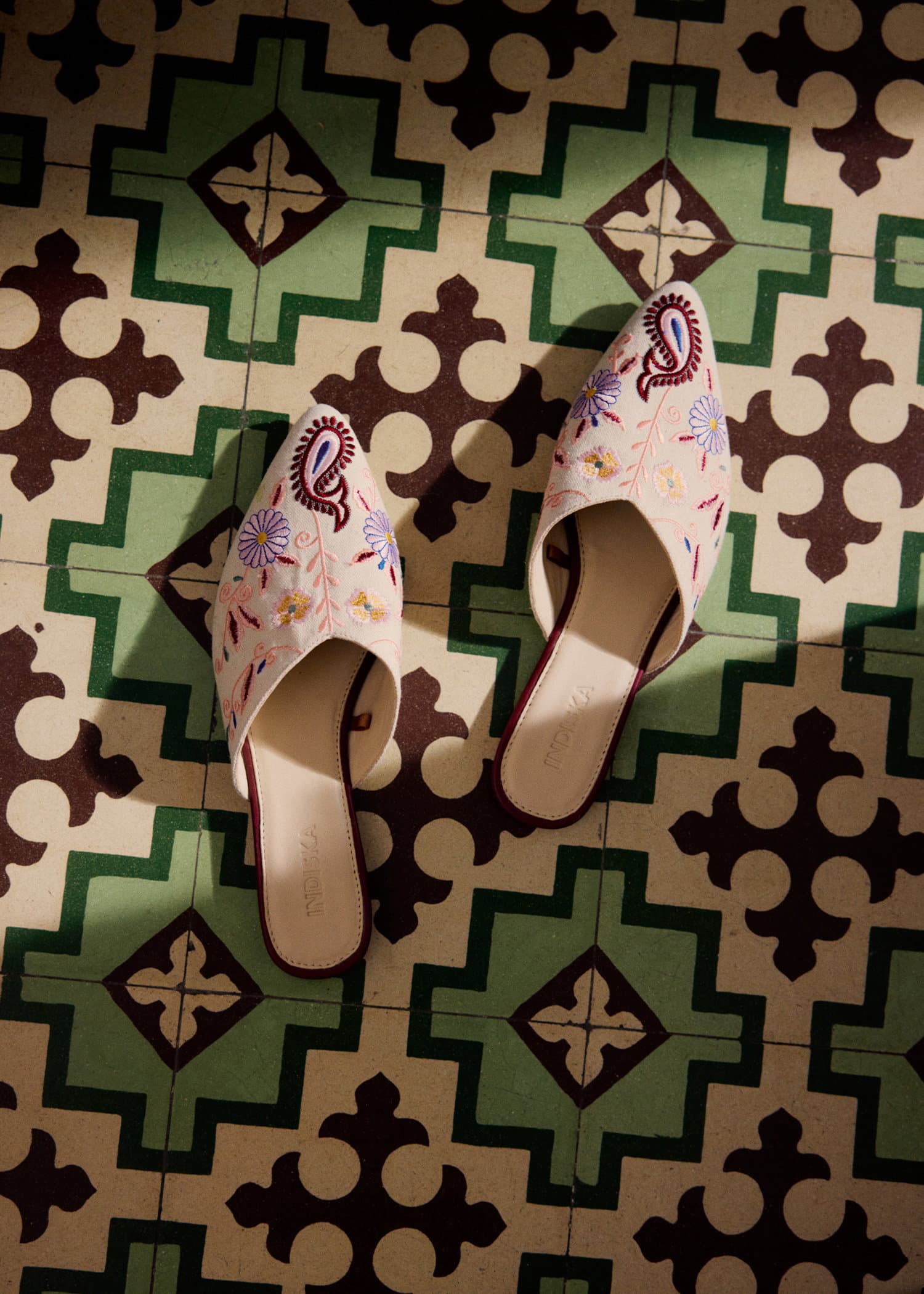 Sundar Broderade mules - 1 - Indiska