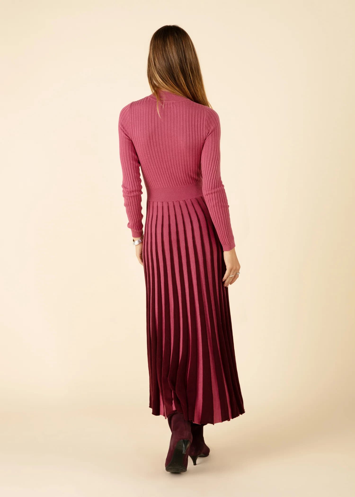 DILARA - Ribbet lang kjole med plissering - Rosa | Indiska.com