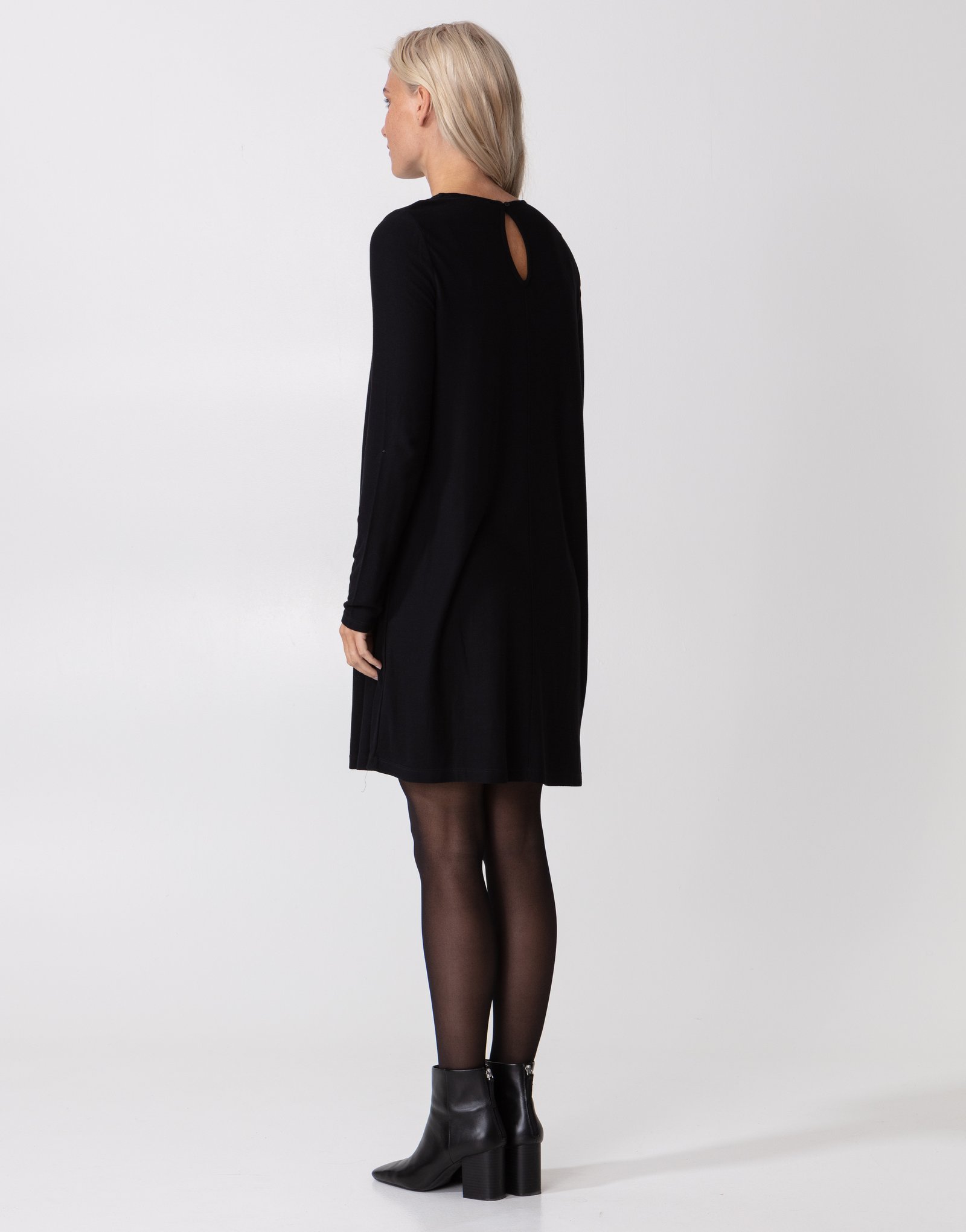 Solid dress with long sleeves Image 2