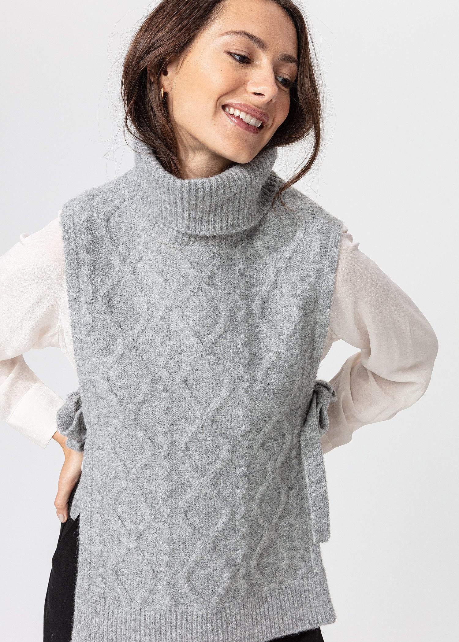 Cable knit vest with tie band