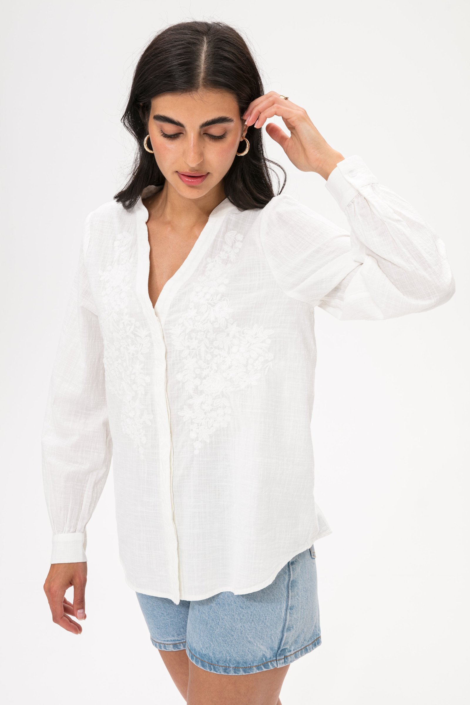 Embroidered white blouse Image 2