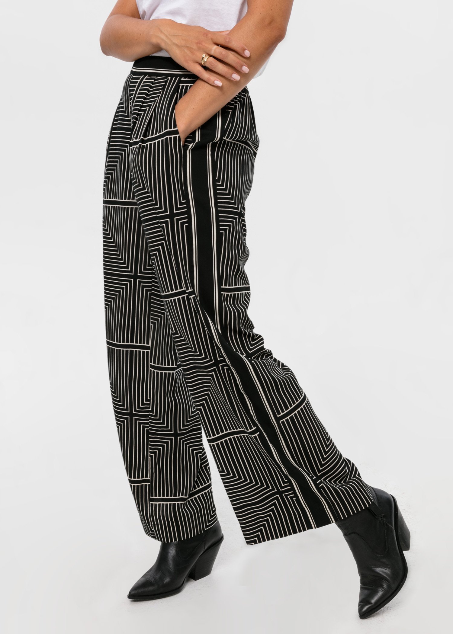 Wide patterned trousers Image 2