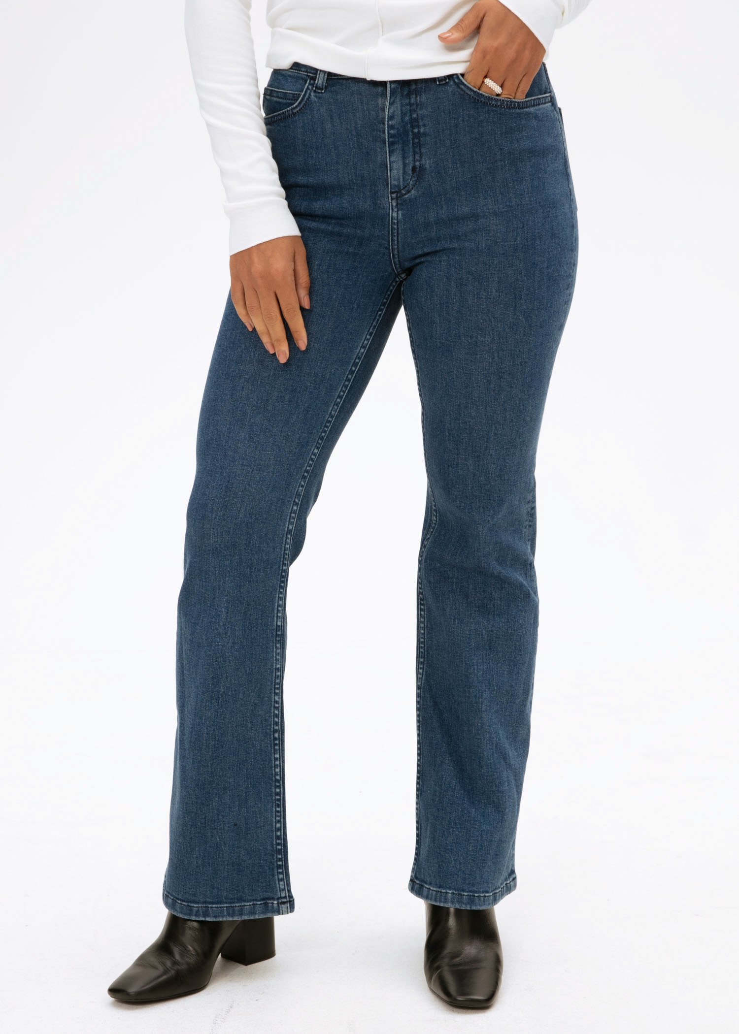 Högmidjade jeans Image 2