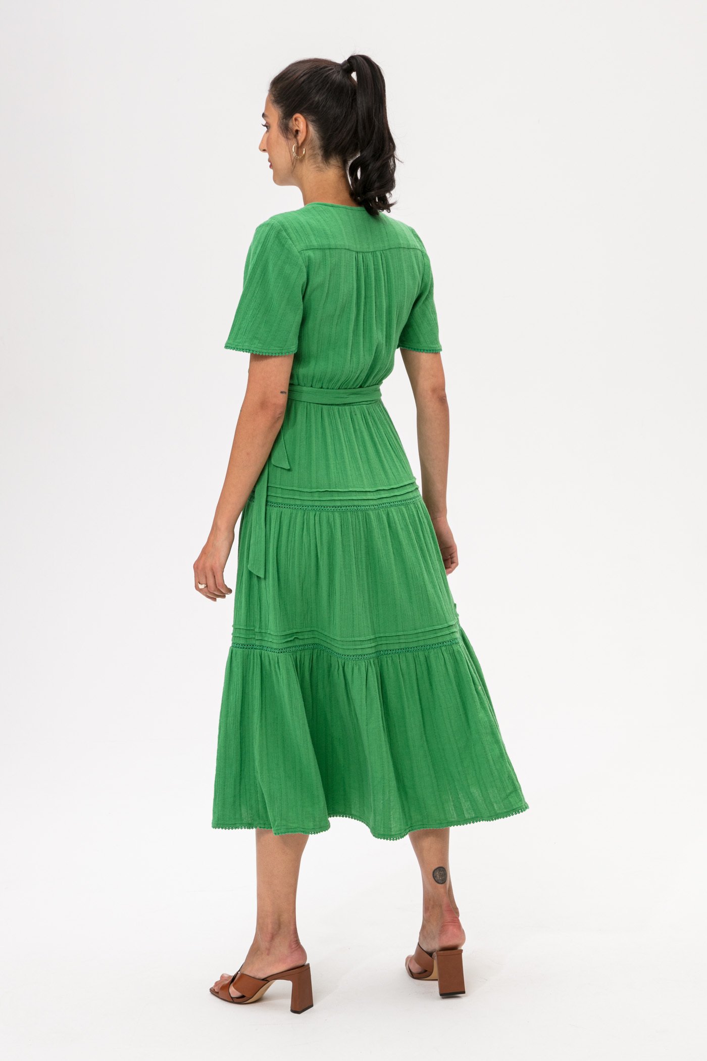 Grön klänning med volang Image 4
