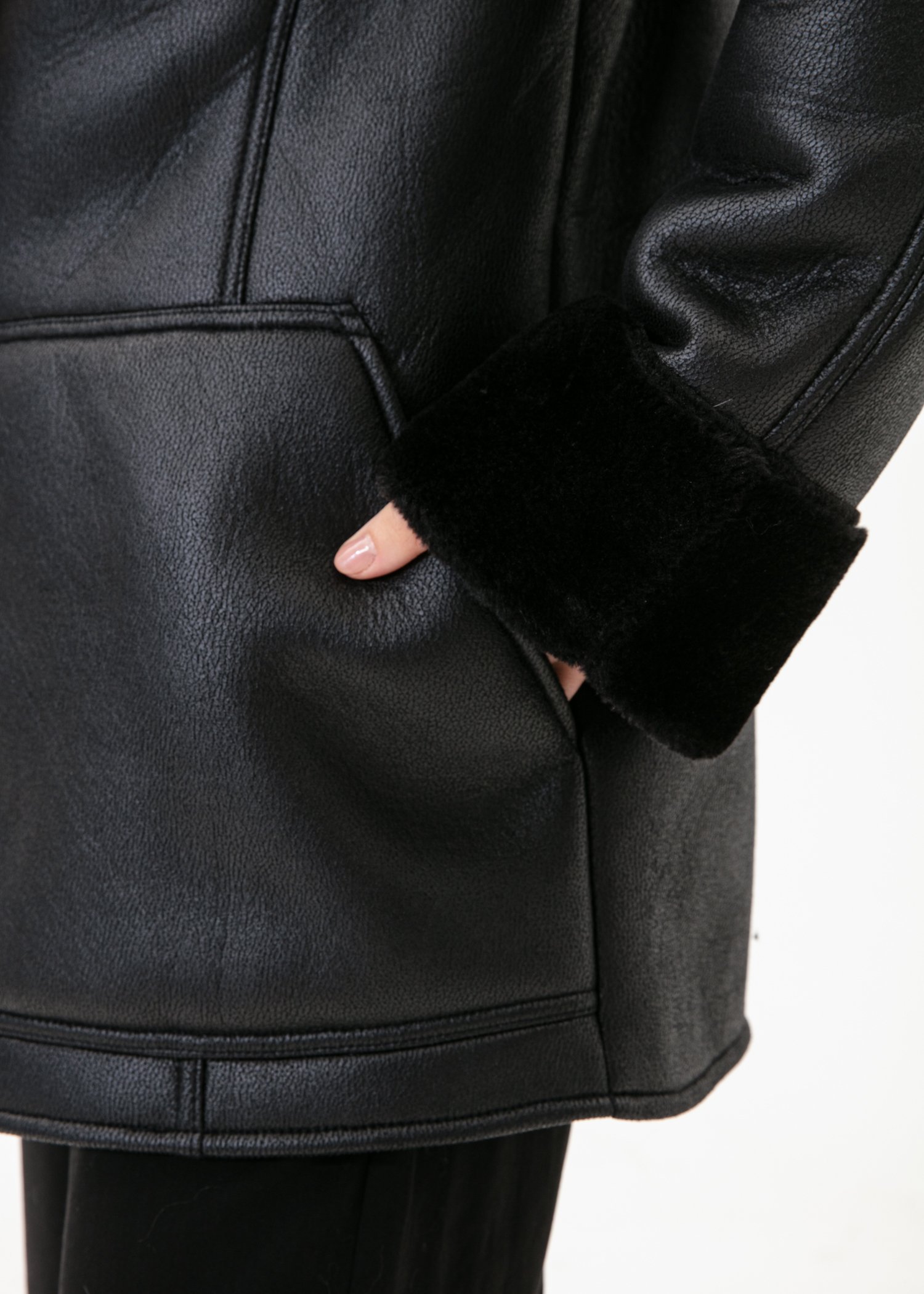 Ensfarget svart jakke med fuskepels thumbnail 5