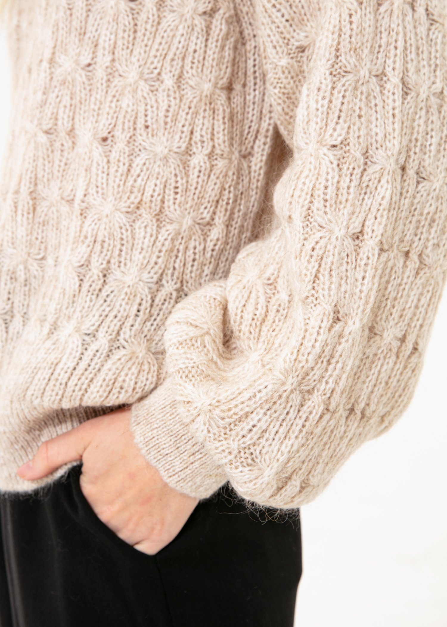 Knitted sweater thumbnail 2