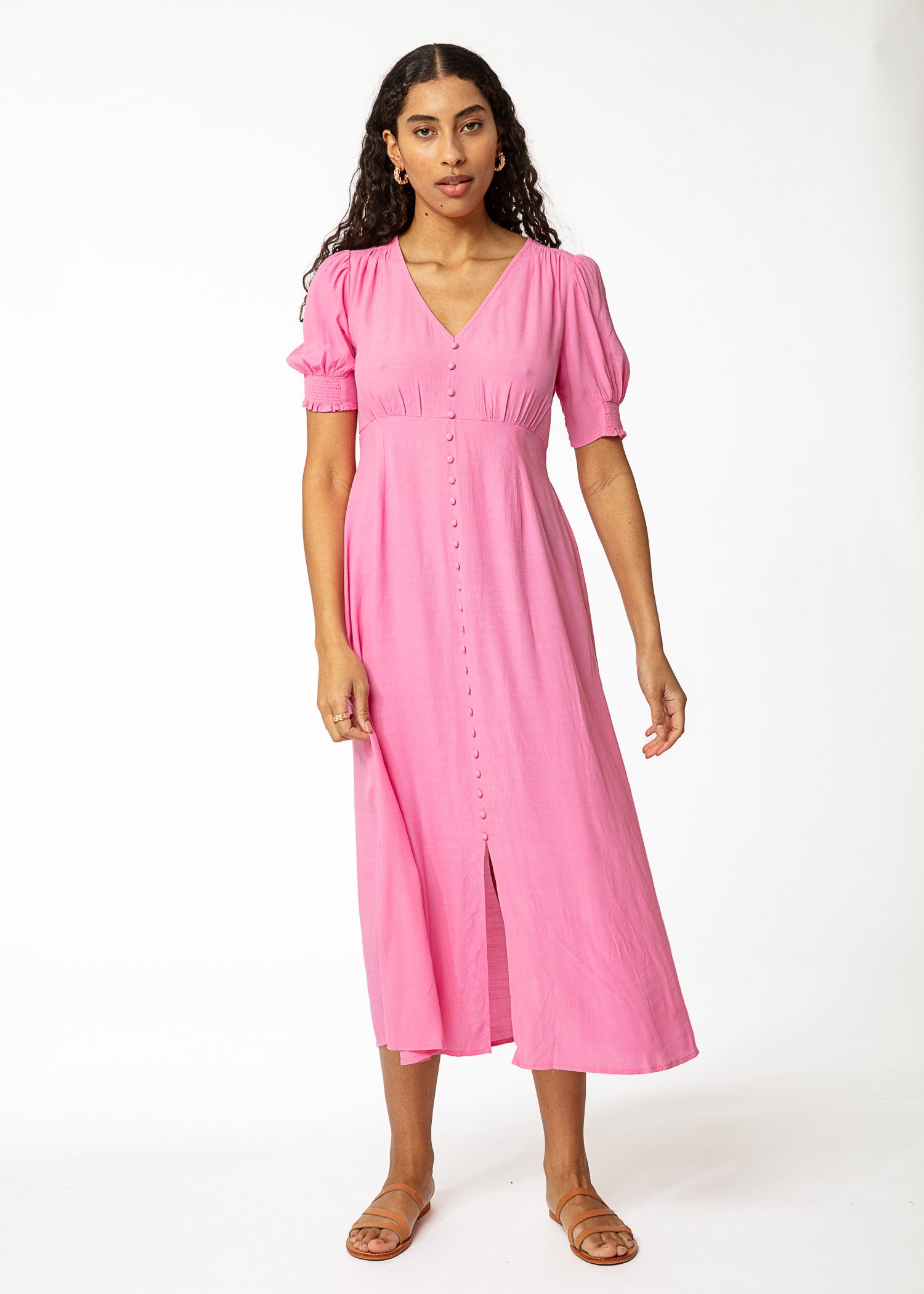 Vaaleanpunainen puhvihihainen mekko