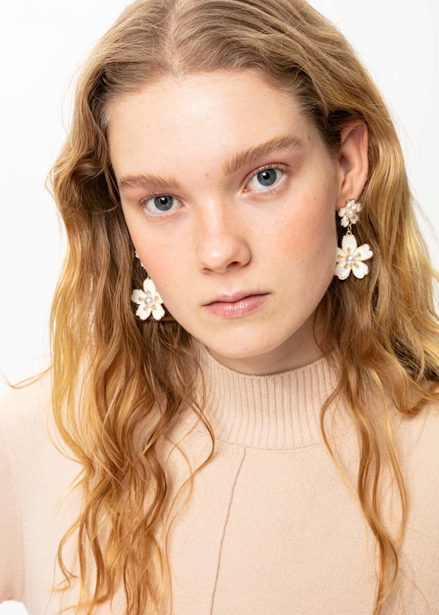 Floral earrings Image 1