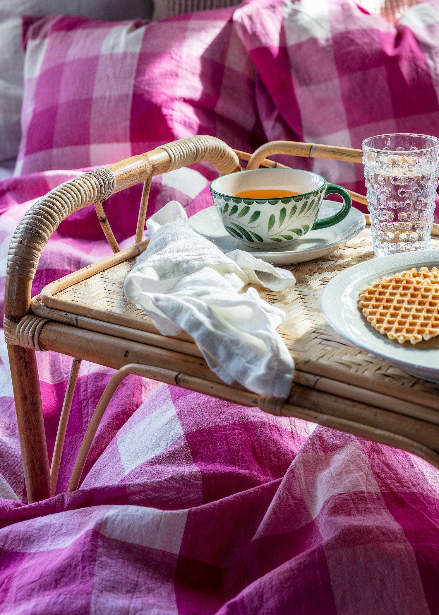 Breakfast tray in rattan