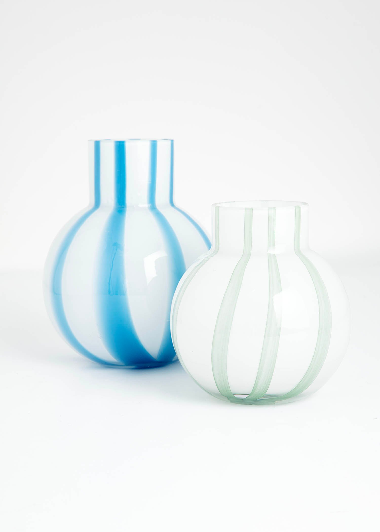 Small round glass vase Image 2
