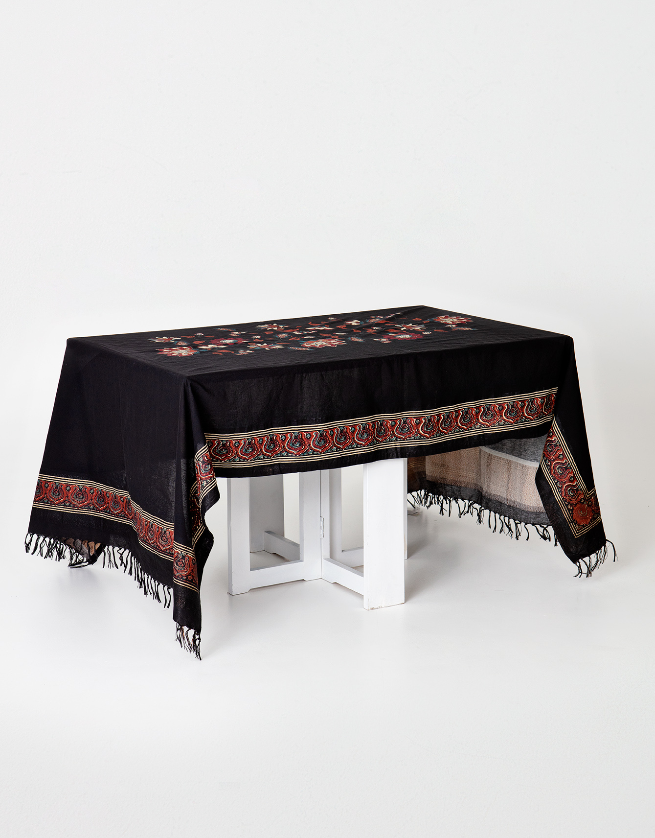 Black tablecloth with fringes thumbnail 2