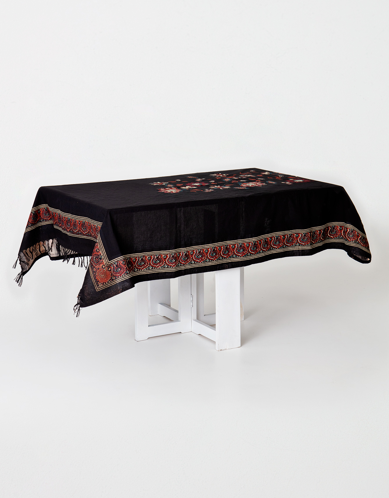 Black tablecloth with fringes thumbnail 3