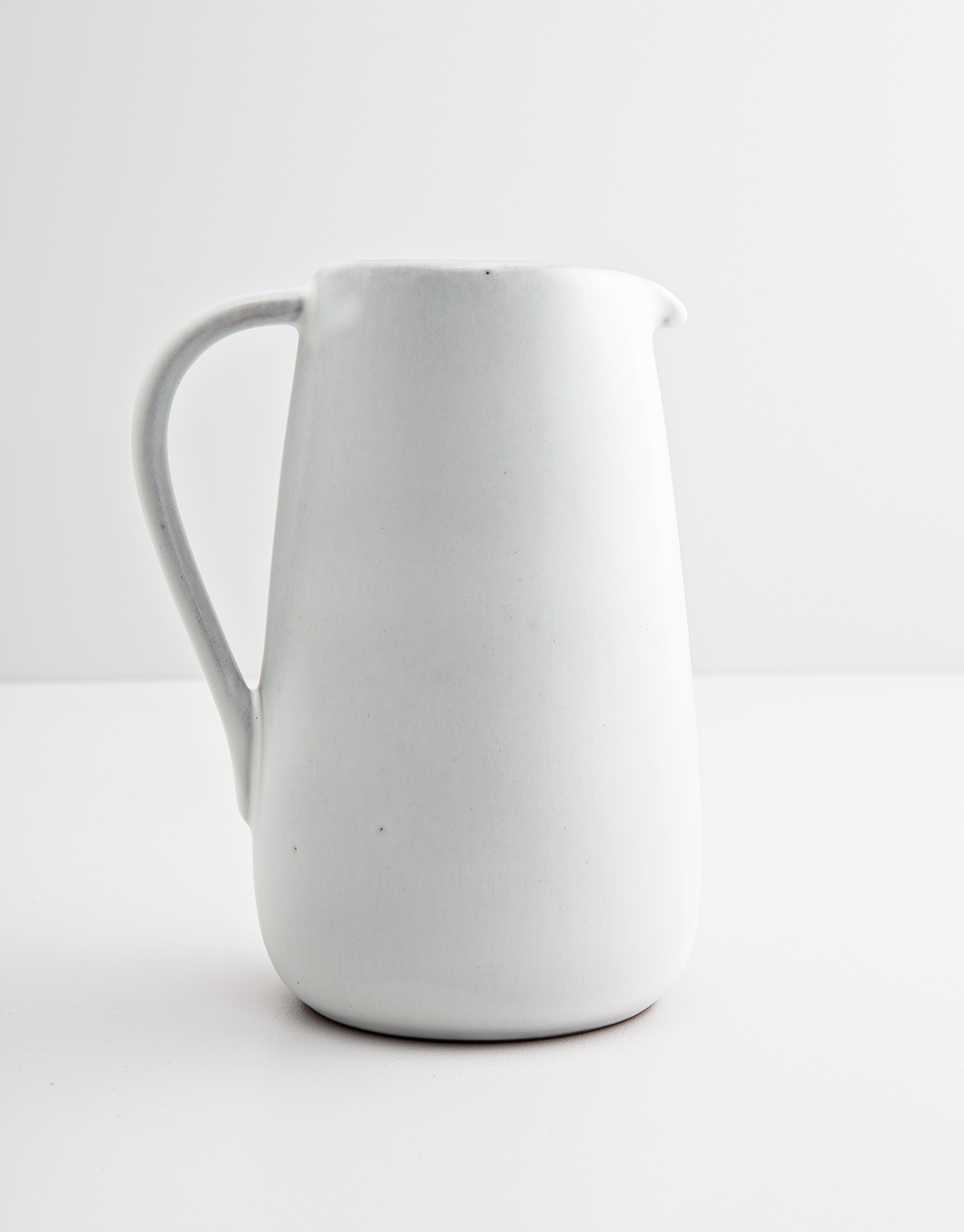 White ceramic pitcher Image 0