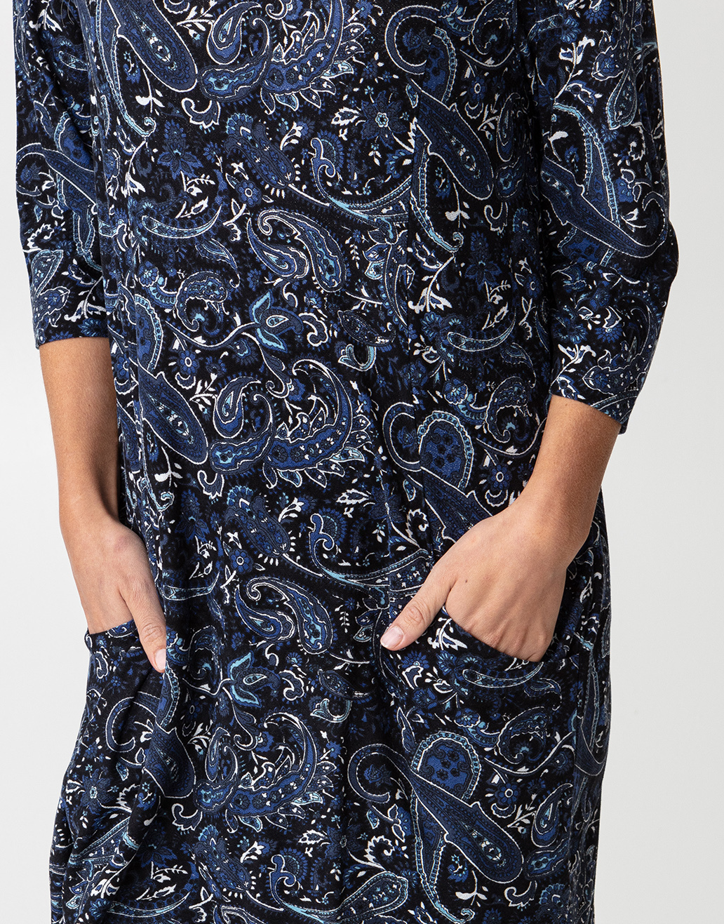 Mønstret jersey-kjole med lommer thumbnail 2