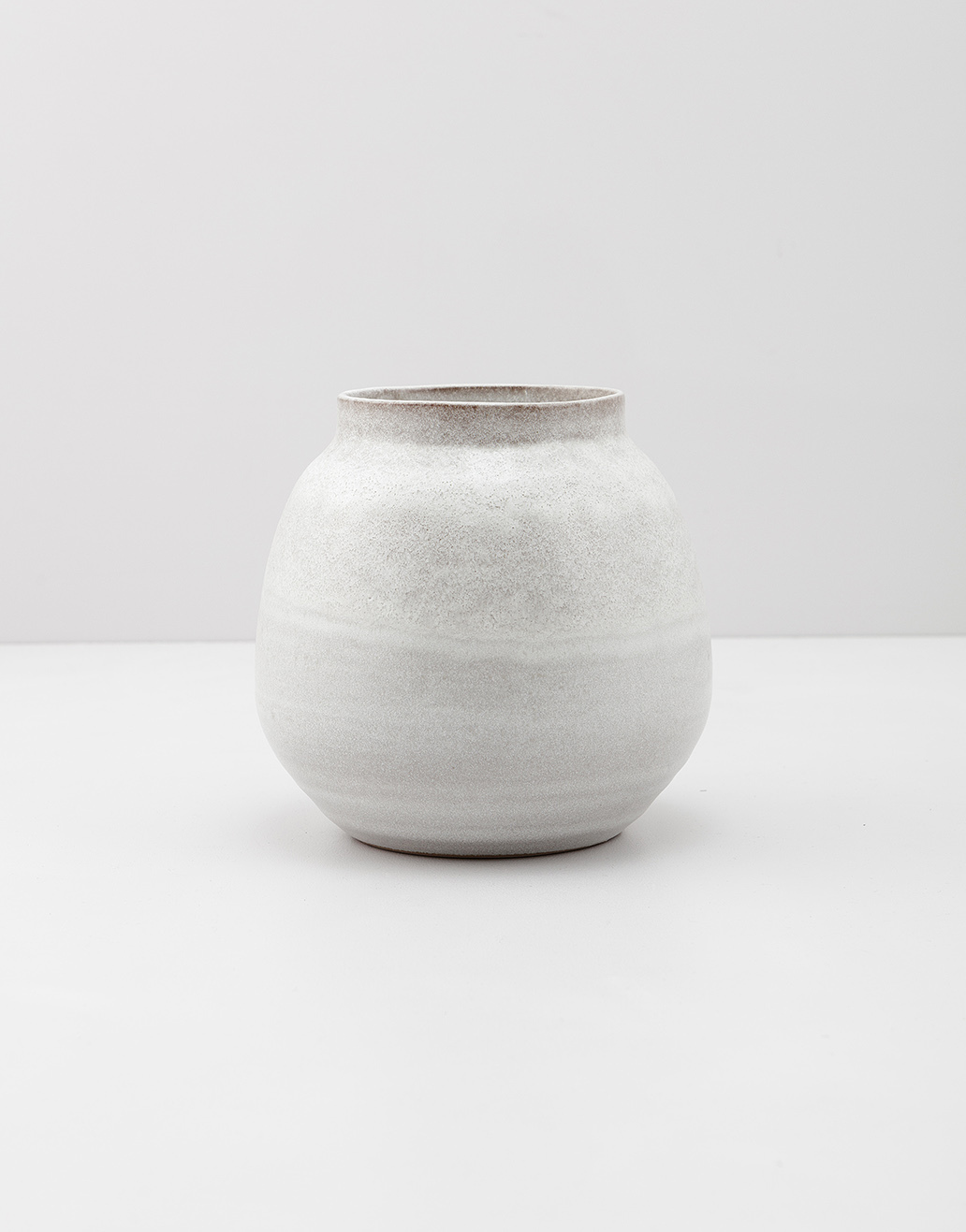 Mellomstor keramisk vase