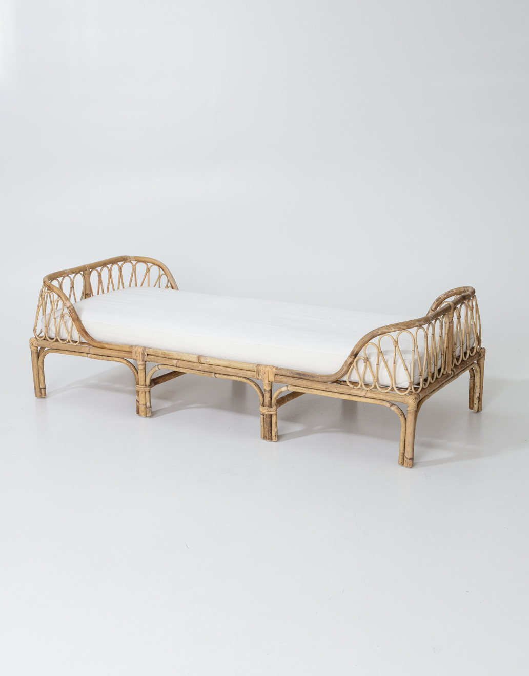 Rattan day bed Image 0