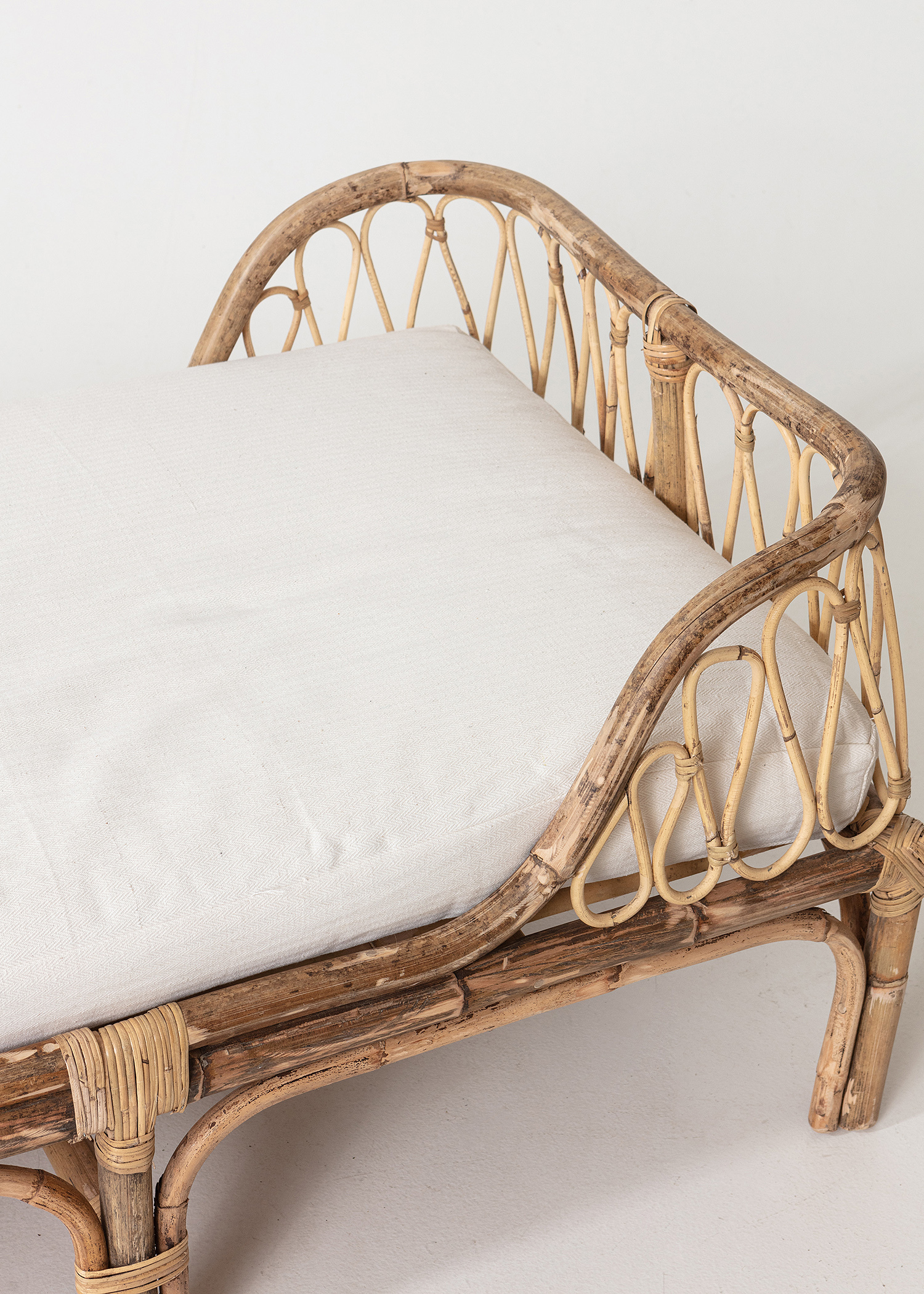 Rattan day bed thumbnail 3