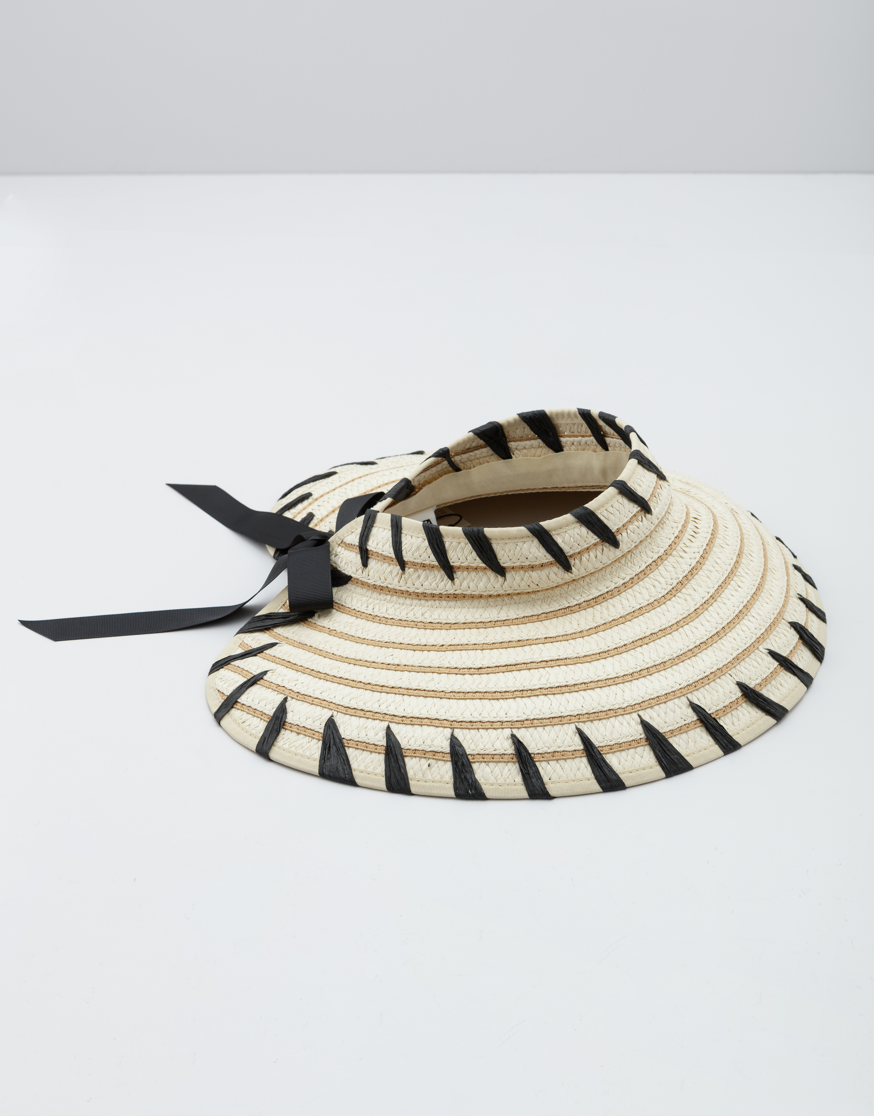 Straw hat with bow thumbnail 0