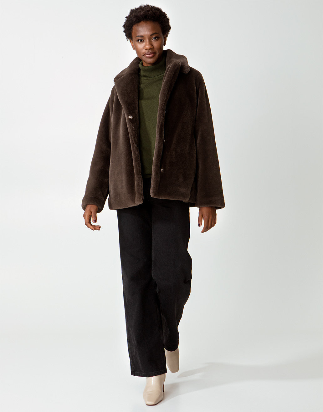 Short brown faux fur coat Image 0