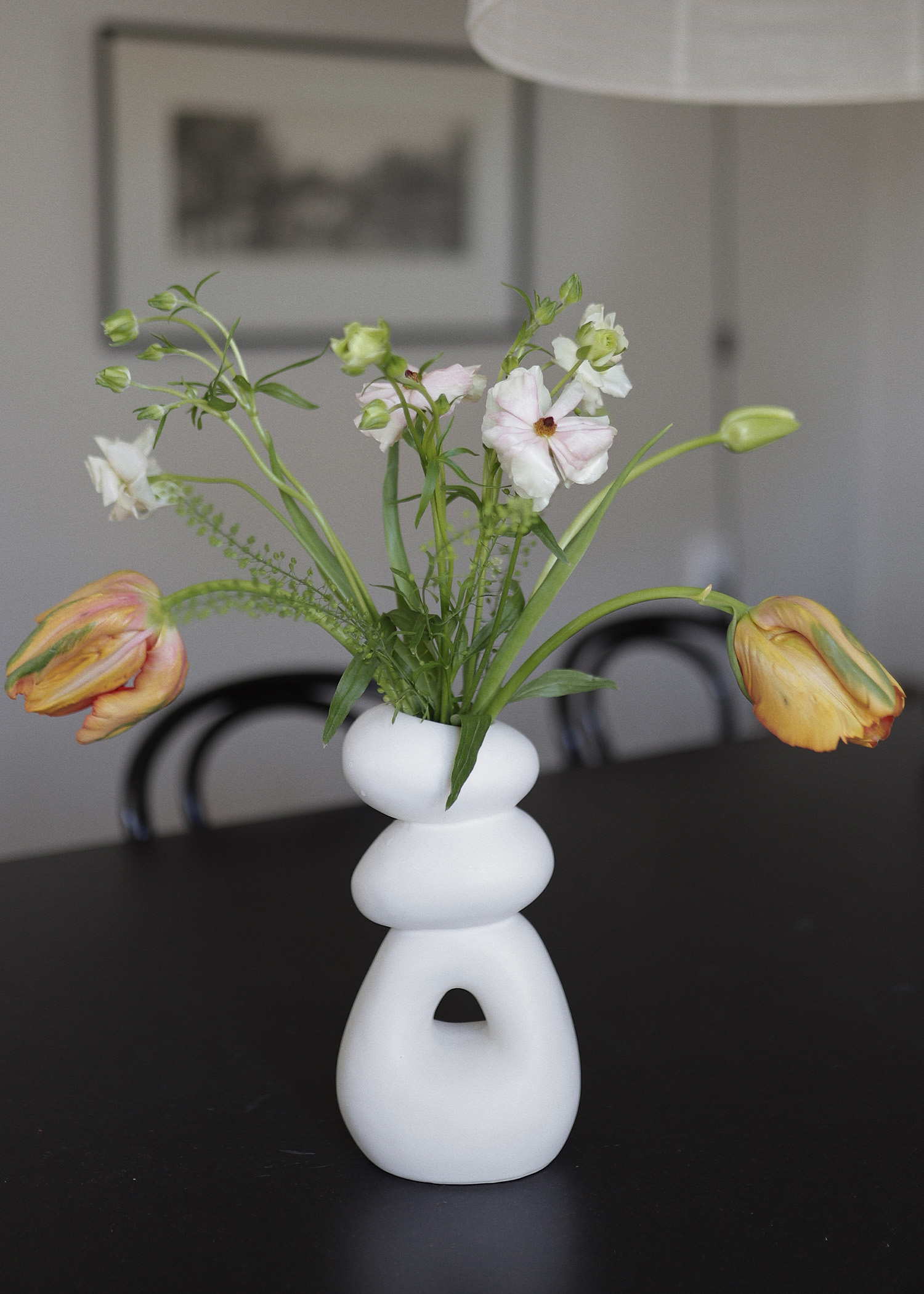 Hvit vase i steintøy Image 0